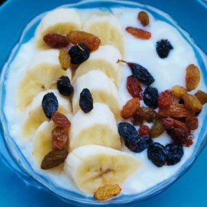 Raisin banana yogurt