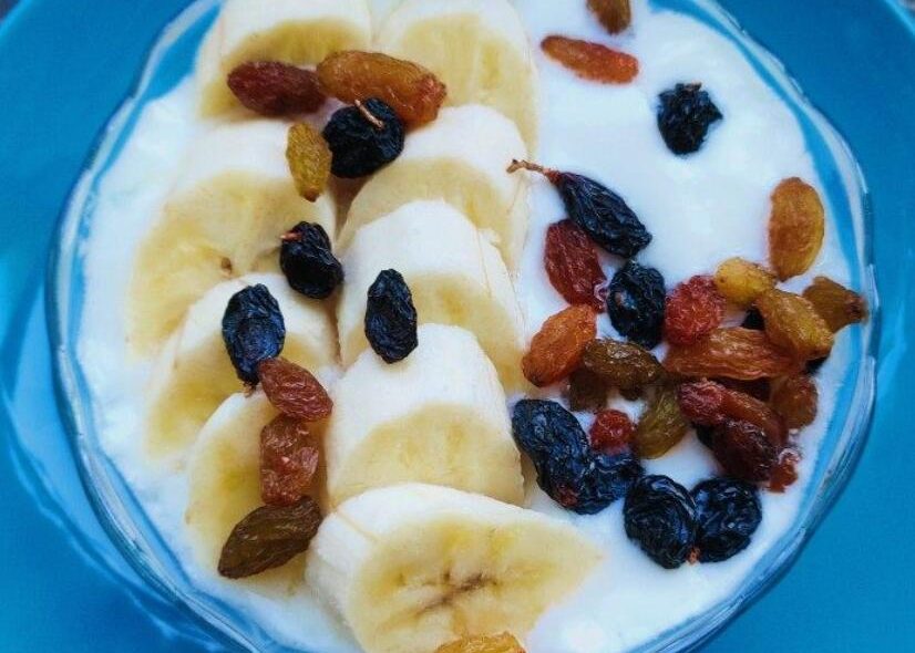 Raisin banana yogurt