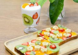 Colorful Fruit Yogurt Toast recipe